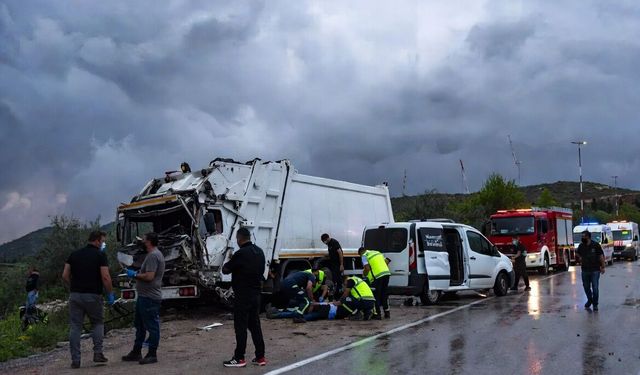 Manavgat’ta Belediye Ait İki Araç Çarpıştı 7 Kişi Yaralandı