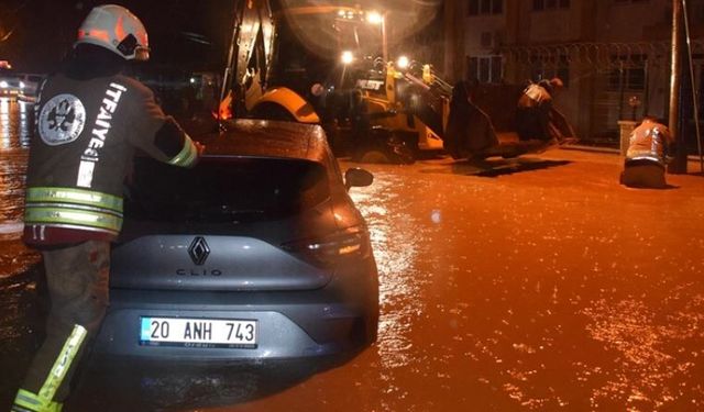 Manisa Ve İzmir’de Sağanak Yağış Hayatı Olumsuz Etkiledi