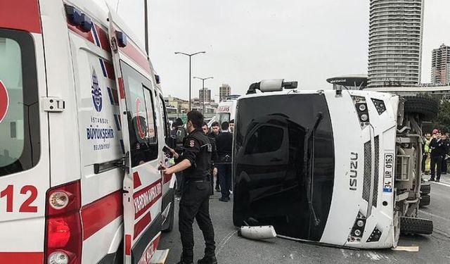 İstanbul’da Polis Servisi Kaza Yaptı: 1 Polis Şehit Oldu, 16 Polis Yaralandı