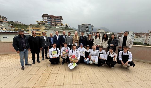 Üniversitemizde Tropik Esintiler: Geleceğin Şefleri Yaratıcılıklarını Yarıştırdı