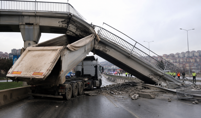 Ankara’da Damperi Açık Tır Üst Geçide Çarptı: Üst Geçit Yıkıldı
