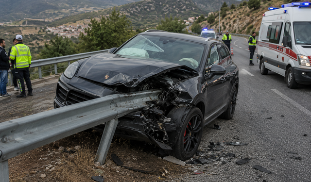 Denizli’de Feci Kaza: Lüks SUV Bariyerlere Saplandı, Sürücü Hayatını Kaybetti