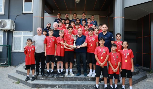 Alanyaspor U13 Takımı Şampiyonluk Kupasını Başkan Hasan Çavuşoğlu'ndan Aldı