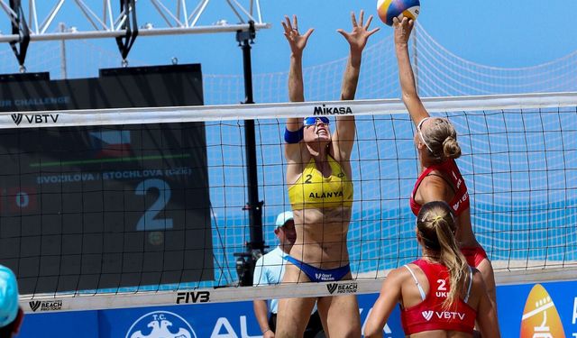 Alanya’da Plaj Voleybolu Coşkusu Zirvede: Nefes Kesen Mücadeleler Devam Ediyor