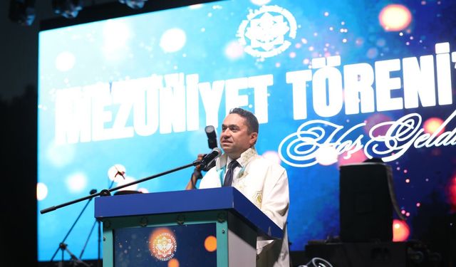 ALKÜ’de Mezuniyet Coşkusu: 2 Bin 705 Öğrenci Kep Attı