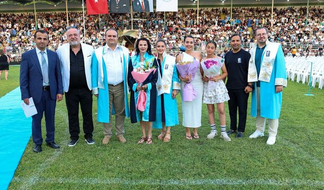 50 Yaşındaki ALKÜ’lü Selda’dan Çifte Zafer: Kızı Kanseri Yendi, Kendisi Dereceyle Mezun Oldu