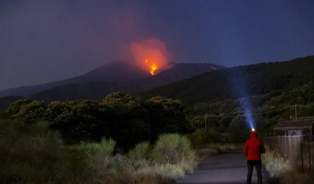 Etna Yanardağı Yeniden Hareketlendi! Lav ve Kül Püskürtmeye Devam Ediyor