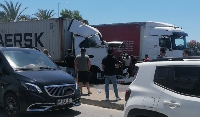 Alanya'da 3 TIR'ın Karıştığı Zincirleme Kaza Trafiği Kilitledi