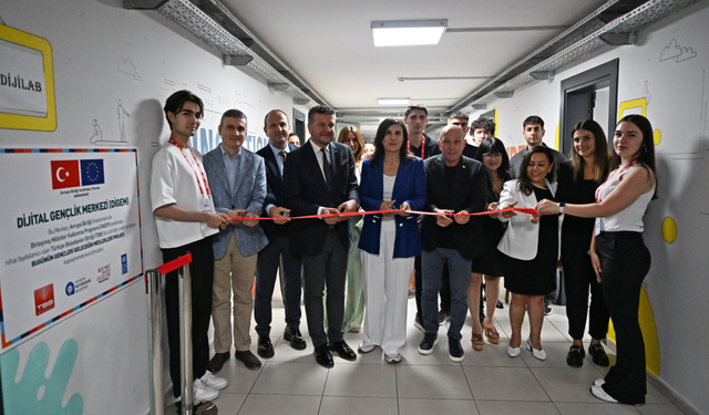 Antalya'da Gençleri Geleceğin Mesleklerine Hazırlayacak Dijital Merkez Açıldı