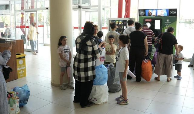 Depozito İade Sistemi'ne Yoğun İlgi: Makinelerin Önünde Uzun Kuyruklar Oluştu