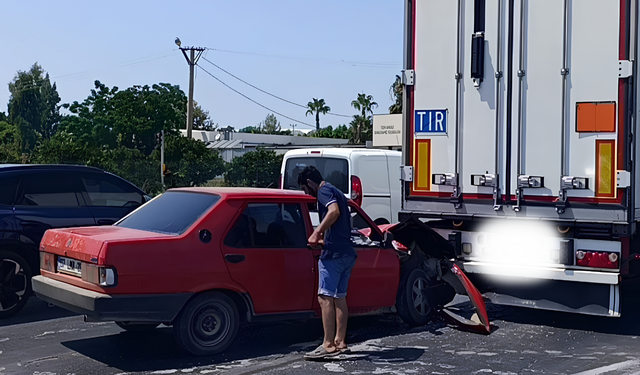 Manavgat’ta Tıra Arkadan Çarpan Otomobil Hurdaya Döndü