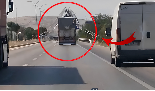 Antalya Yolunda Kamyonun Açık Unutulan Damperi Yön Levhasını Yıktı