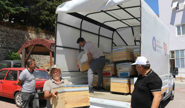 Büyükşehir’den Gündoğmuş Ve İbradı’da Arıcılara Kovan Desteği