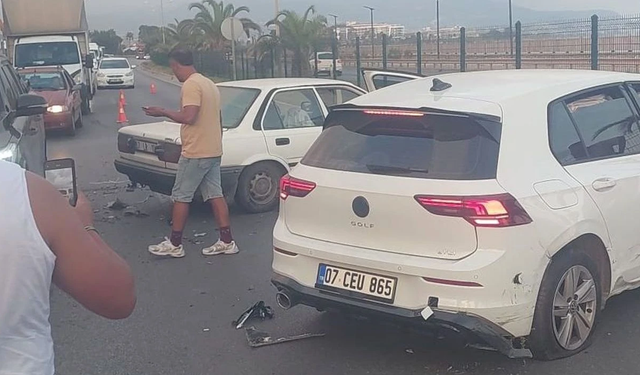 Alanya’da İki Otomobil Çarpıştı: Kazada Yaralanan Olmadı