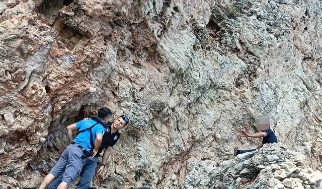 Falezlerdeki Tehlikeli Bekleyiş Polis Müdahalesiyle Son Buldu