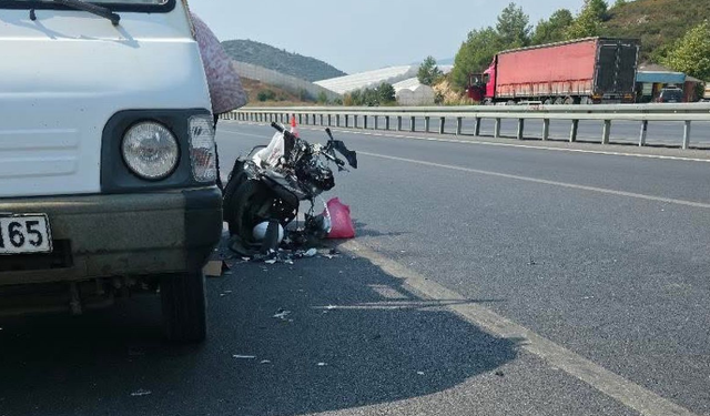 Alanya’da Motosiklet Park Halindeki Araca Çarptı: Sürücü Ağır Yaralandı