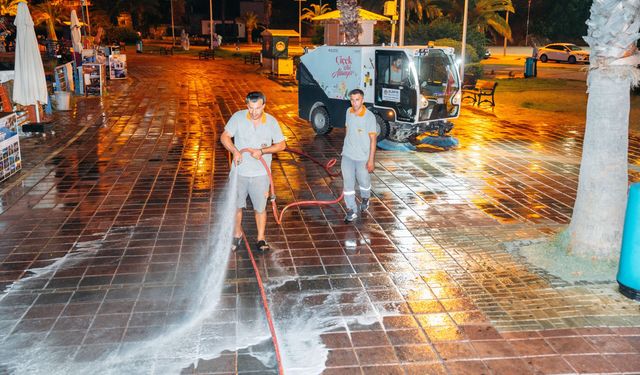 Alanya İskele’de Gece Temizliği: Bölge Yeni Güne Hazırlandı