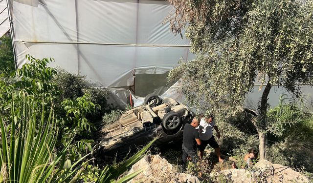 Alanya’da Otomobil Şarampole Yuvarlandı: 2 Kişi Yaralandı