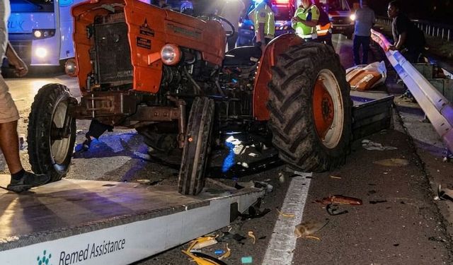 Alanya Yolunda Traktöre Arkadan Çarptı: 2 Kişi Ağır Yaralı