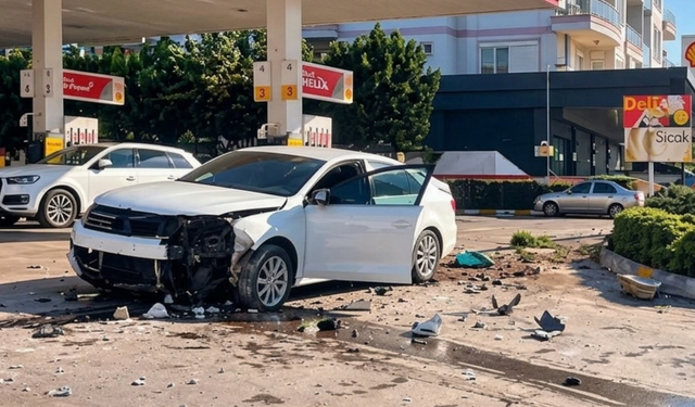 Alanya Dinek'te Kontrolden Çıkan Otomobil Akaryakıt İstasyonuna Daldı