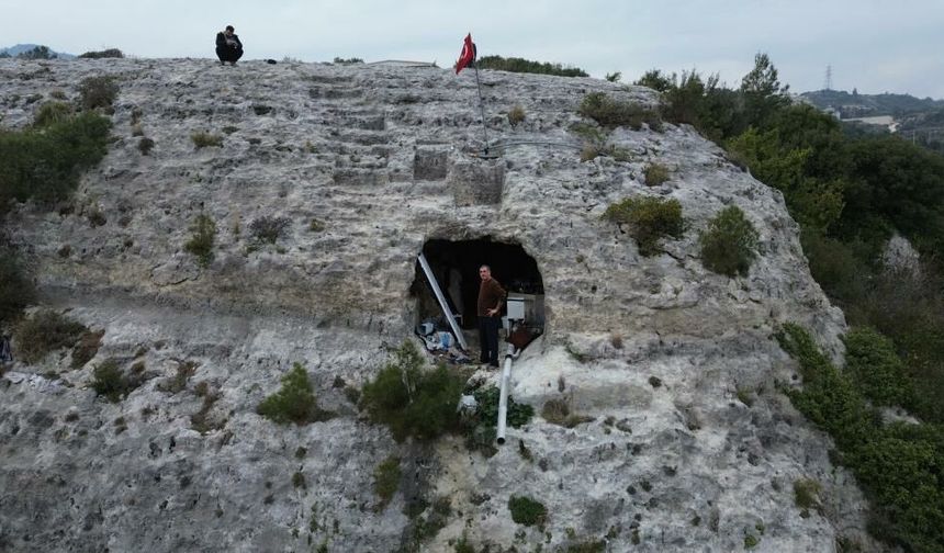Depremden Sonra 2 Yıldır Mağarada Yaşayan Adam: ‘’Herkesten Uzakta ve Çok Huzurluyum’’