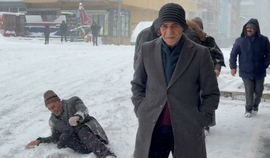 Karlı Yollarda Vatandaşların "Buz Dansı" Şovu: Düşenler, Kayanlar, Kurtulanlar!