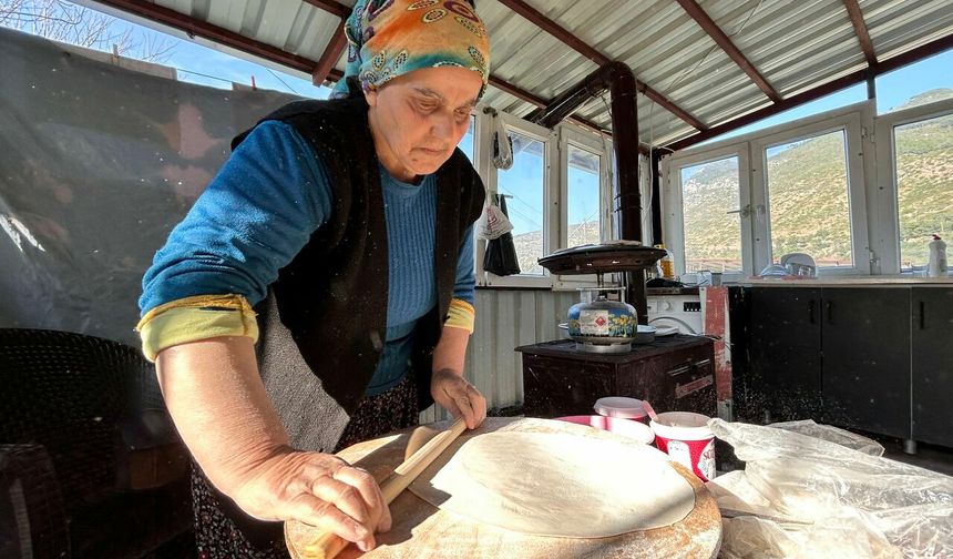 Depremzede Kadın Gözleme Ve Yufka Ekmek Yaparak Hayata Tutundu