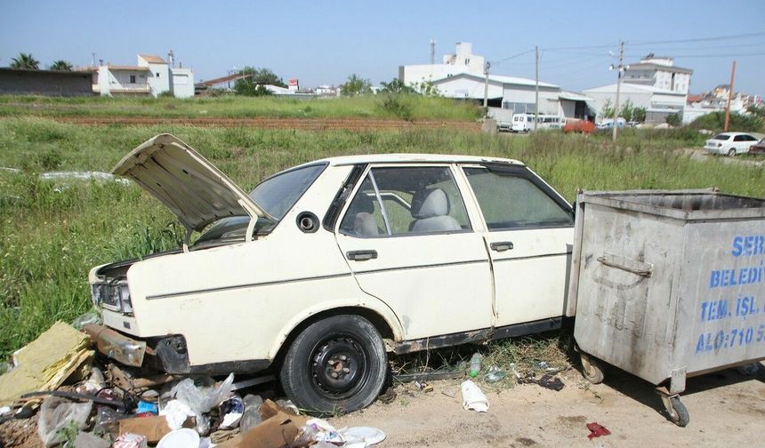 Bu da Oldu: Buzdolabı, Televizyon Derken Fiat Tofaş Otomobil de Çöpe Atıldı