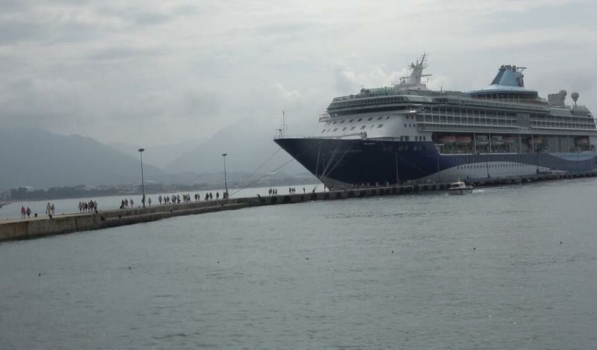 Alanya Limanına Bin 795 Yolcu Ve 729 Mürettebatı Bulunan Kruvaziyer Demir Attı