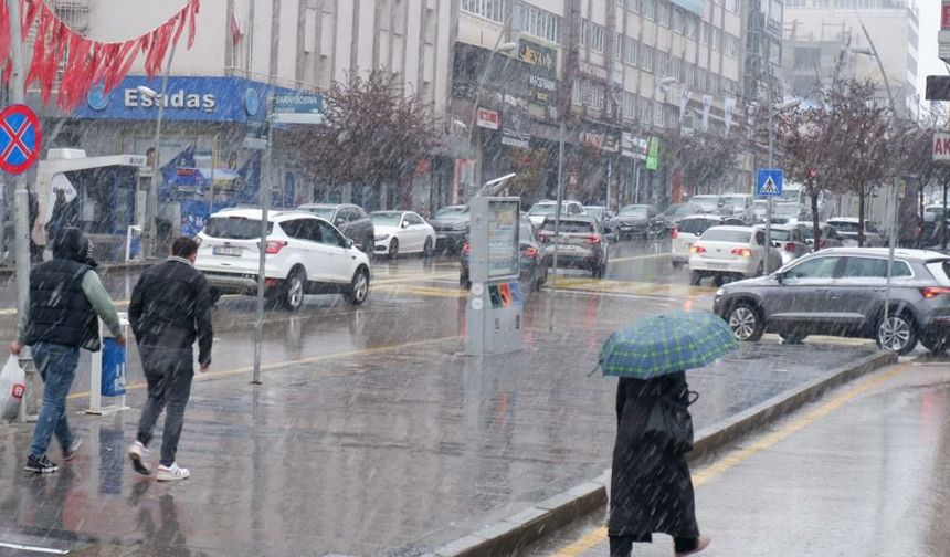 Mayıs'ta Kar Şoku: Şehir Merkezi Beyaza Büründü