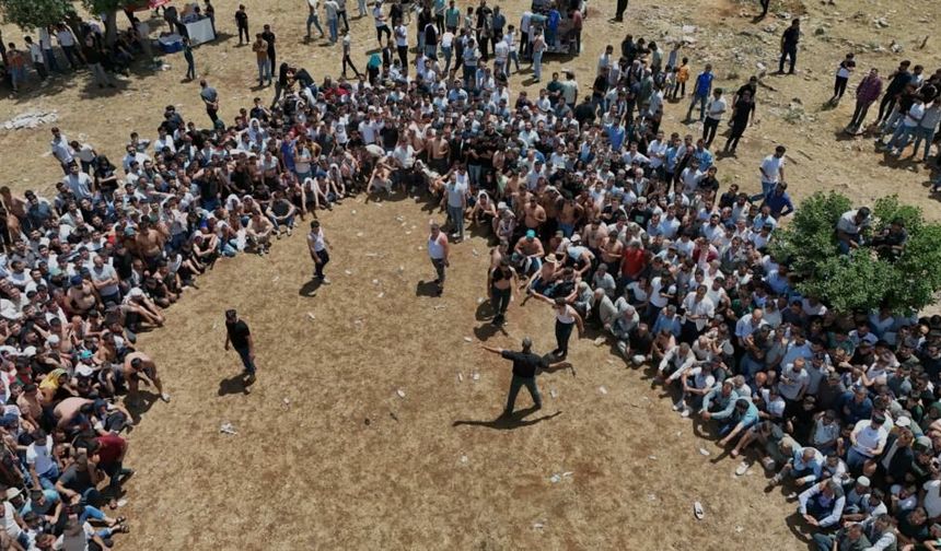 Diyarbakır'da 300 Yıllık Gelenek: Nedenini Dedelerimiz De Bilmiyor, Gençler Birbirlerini Kırbaçlıyor