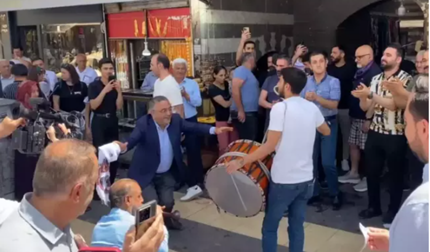 Pkk'nın Kendini Feshetmesi Diyarbakır'da Halaylarla Kutlanıyor