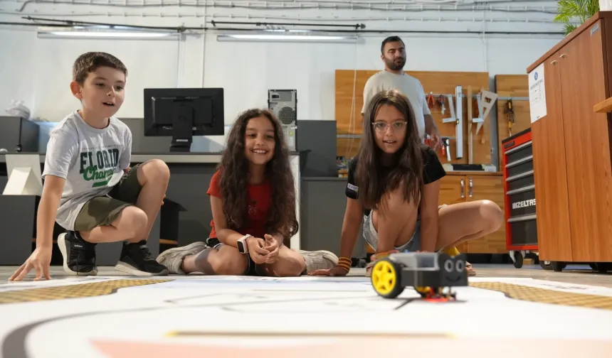 İzmirli çocuklar robotik dünyayla tanıştı