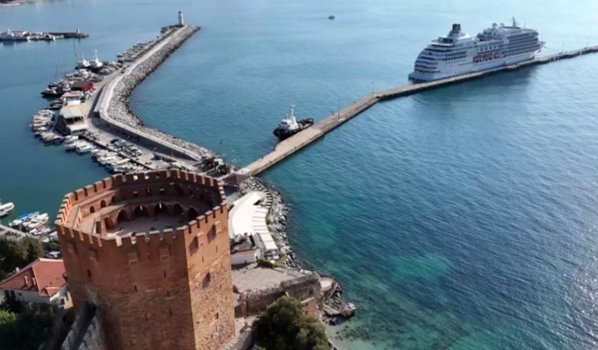Alanya'da Kruvaziyer Bereketi: Turistler Sokakları Doldurdu