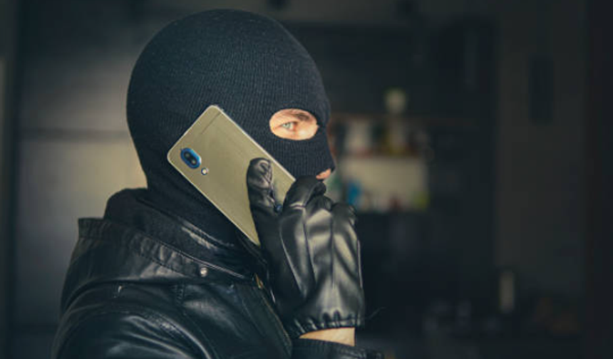 Polis Kılığına Giren Dolandırıcılar Alanya’da Emekli Çifti Dolandırdı