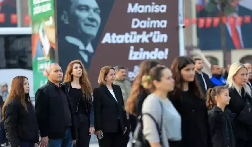 Saat 9'u 5 Geçe Türkiye Atatürk İçin Saygı Duruşunda