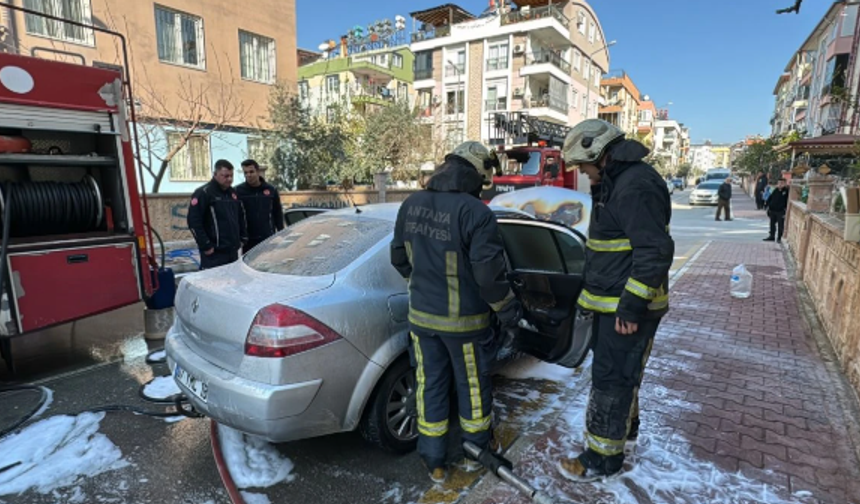 Alev Topuna Dönen Otomobilden Son Anda Kurtuldu