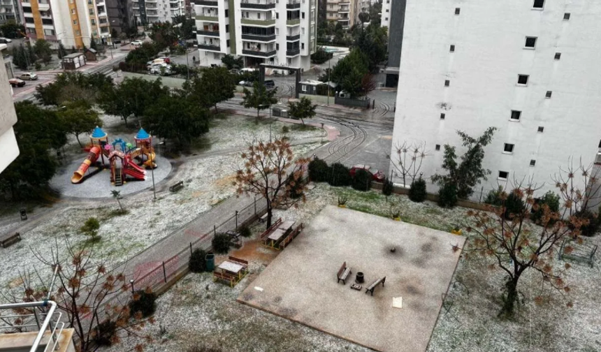 Yıllar Sonra Bir İlk! Mersin Merkezinde Kar Sürprizi