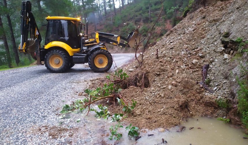 Antalya Büyükşehir Belediyesi Yağış Sonrası Yollarda Seferber Oldu