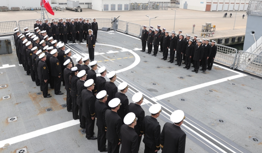 TCG Barbaros'ta Bayram Coşkusu Gemide Yaşandı