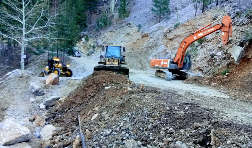 Alanya’da Bozulan Yollarda Onarım Çalışmaları Sürüyor