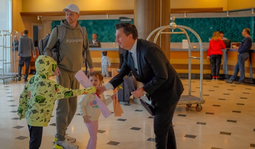 Marmaris’te Sezonun İlk Turistleri Çiçeklerle Karşılandı