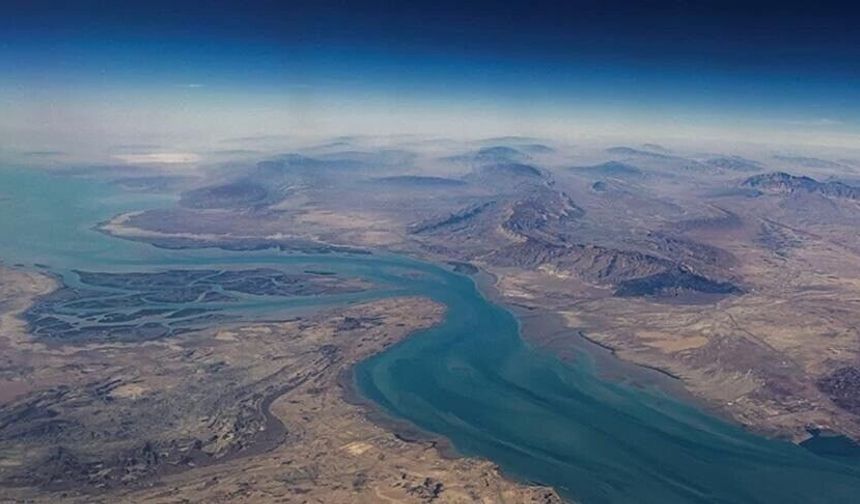 İran’dan Hürmüz Kararı: Ticari Geçişler Yeniden Serbest