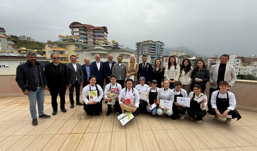 Alanya'da Tropikal Meyve Şöleni: Geleceğin Şefleri Lezzet İçin Yarıştı