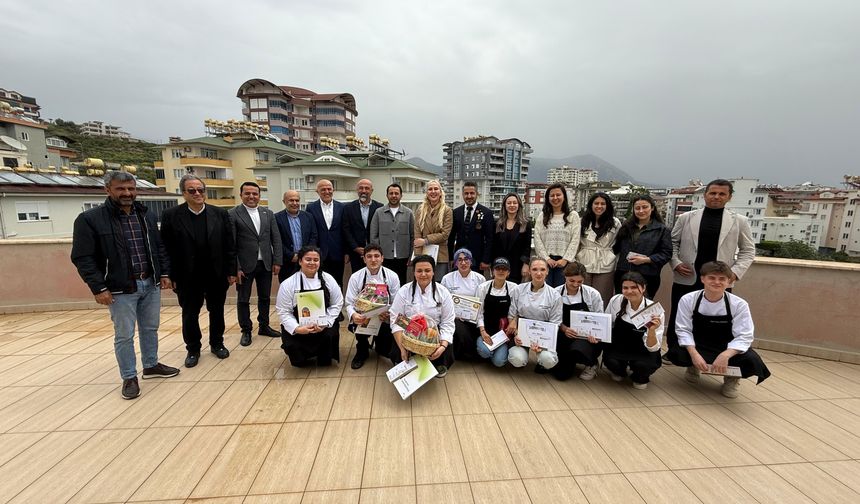 Üniversitemizde Tropik Esintiler: Geleceğin Şefleri Yaratıcılıklarını Yarıştırdı