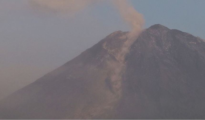 Semeru Yanardağı 4 Kez Patladı: Kül Bulutu 1000 Metreye Ulaştı