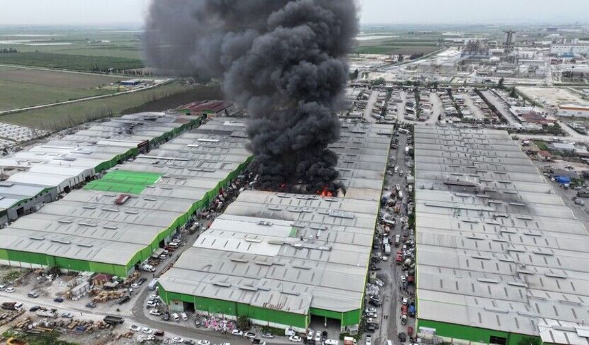 Geri Dönüşüm Tesisinde Yangın: Alevler 5 İş Yerine Sıçradı