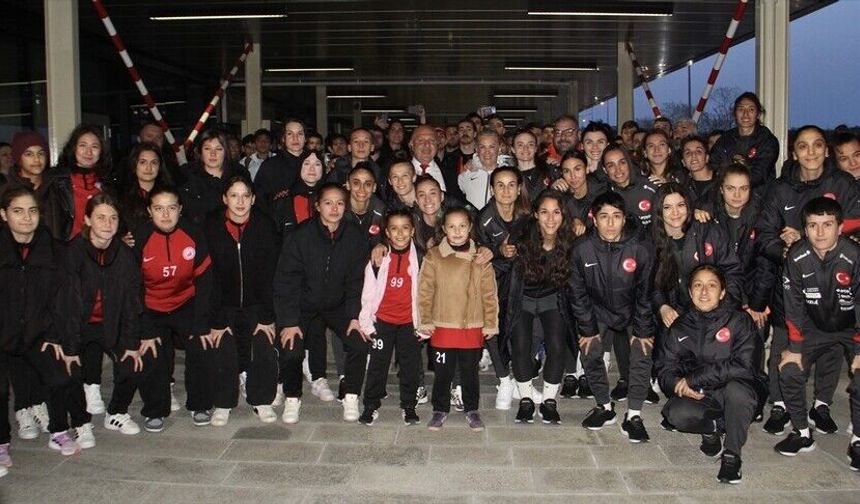 A Milli Kadın Futbol Takımı Sinop’ta Coşkuyla Karşılandı