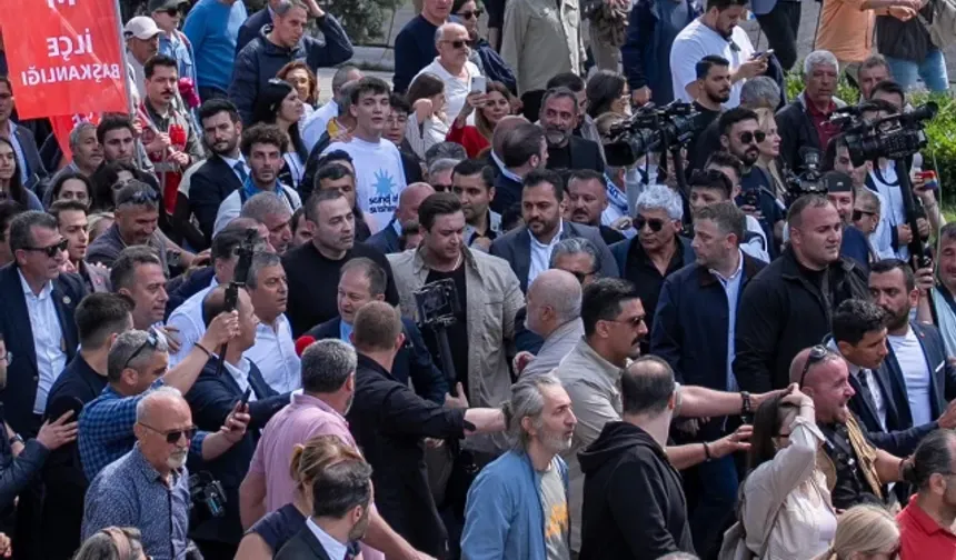 Özgür Özel’den Anıtkabir Yürüyüşü: “Bu İktidar Yürüyüşünün İlk Adımıdır”
