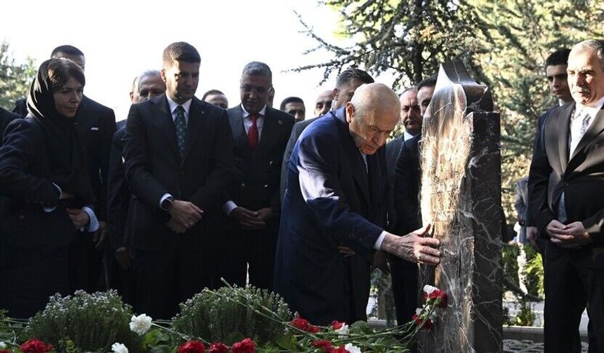 Bahçeli, Kurban Bayramı’nda Türkeş’in Kabrini Ziyaret Etti